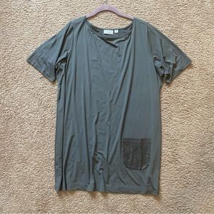 Joan Rivers gray short sleeve tunic top with single sequin pocket size 1X